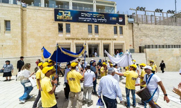 Colel Chabad celebrates Bar Mitzvahs for 125 orphans