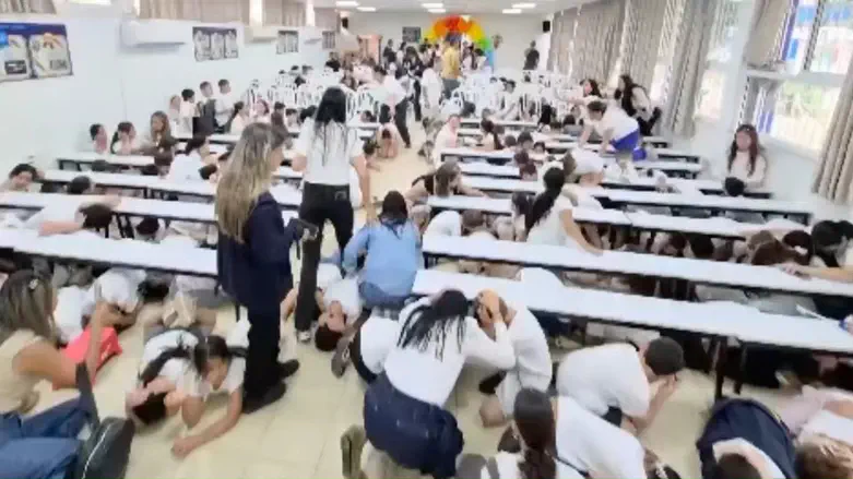 Kiryat Shmona: Children panic as siren sounds ahead of festive ceremony