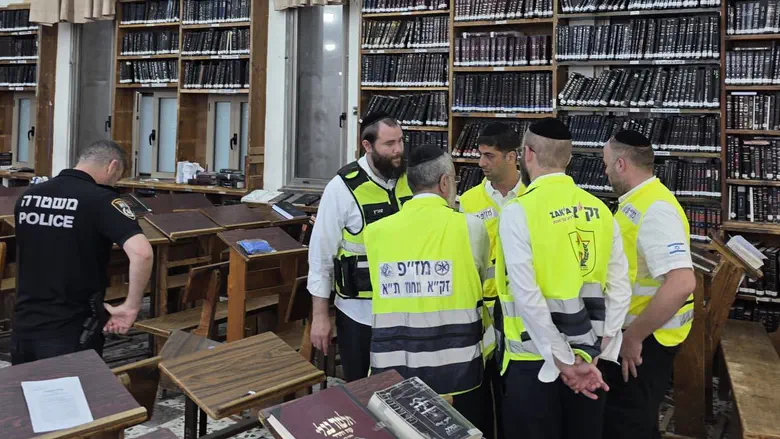 Man stabbed to death in front of his son in Bnei Brak synagogue