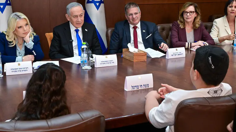 Tears in the PM’s office | Netanyahu moved by children who experienced social ostracism
