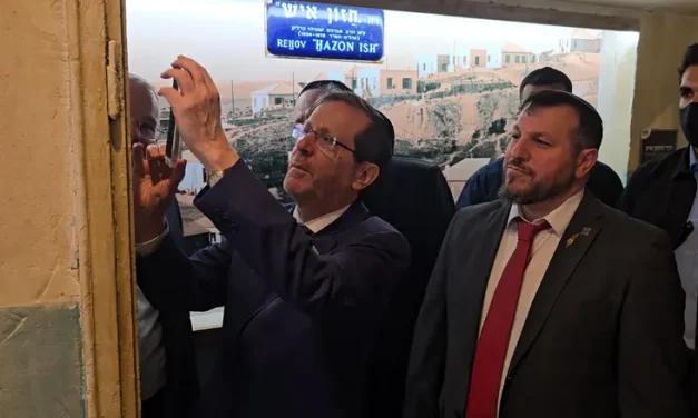 Bnei Brak: Herzog affixes mezuzah to new visitors center honoring rabbi