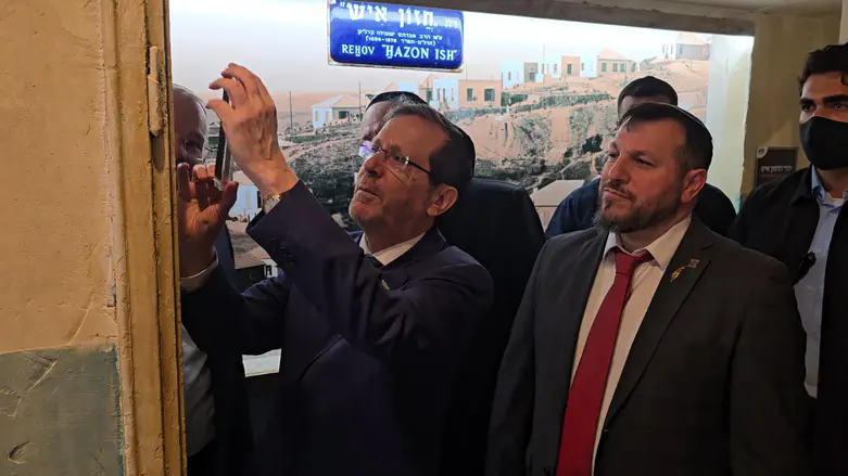 Bnei Brak: Herzog affixes mezuzah to new visitors center honoring rabbi