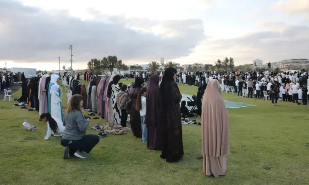 Gender-segregated Muslim prayer in Tel Aviv