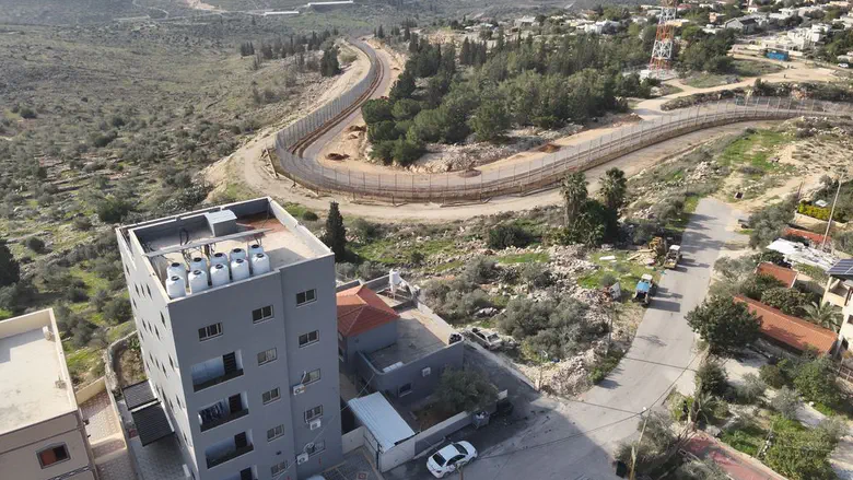 Petition demands: Remove danger 75 meters from Jewish town’s fence