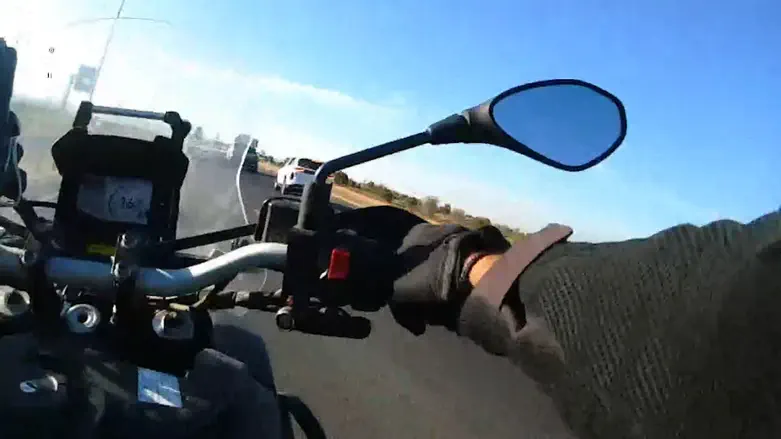 Watch: Border Police motorcyclist pursues stolen vehicle and arrests driver