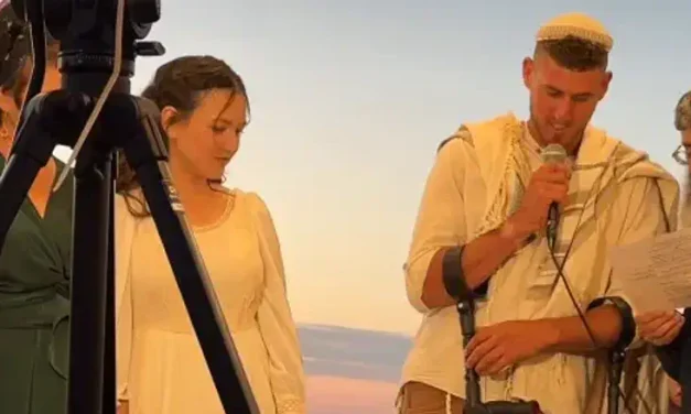 October 7 survivor marries after losing leg in Be’eri attack