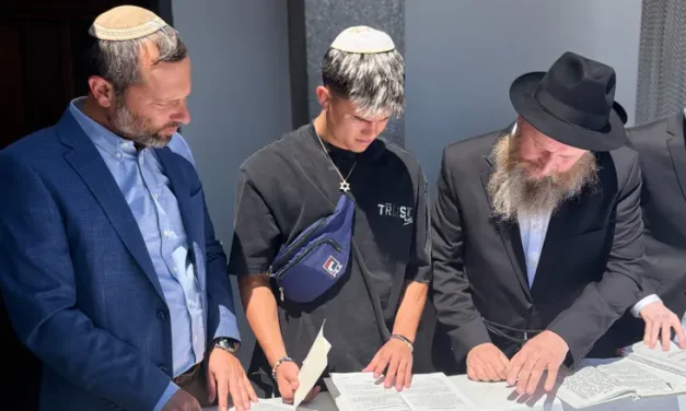 Watch: Ahavat HaShem and Israel Ganz pray at Lubavitcher Rebbe’s tomb