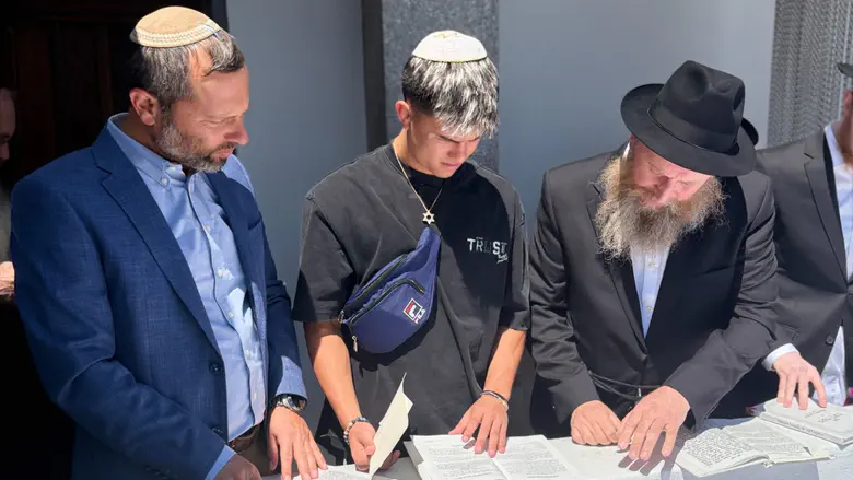 Watch: Ahavat HaShem and Israel Ganz pray at Lubavitcher Rebbe’s tomb