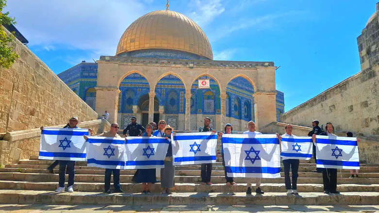 Watch: Israeli flags raised, Hatikva sung on Temple Mount
