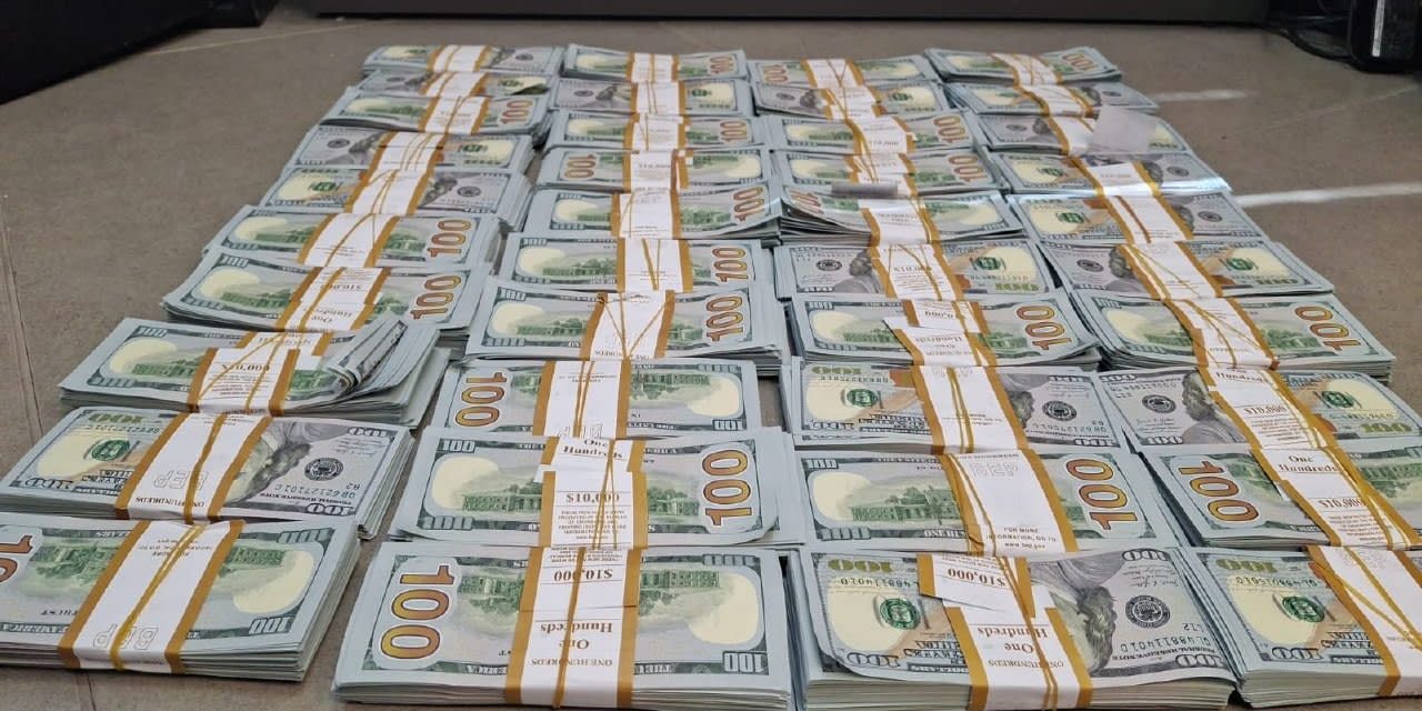 Police seize $400,000 from car under suspicion of money laundering, tax offenses
