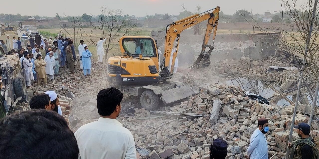 Twelve Pakistani police officers killed in car bombing, ambush in Bannu