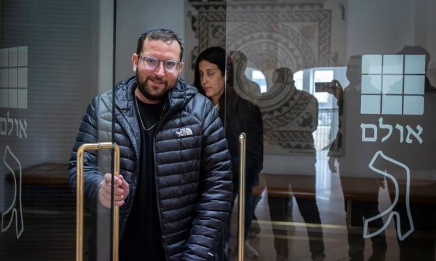 A-G to indict Netanyahu adviser Yonatan Urich in classified-documents affair, evidence destruction