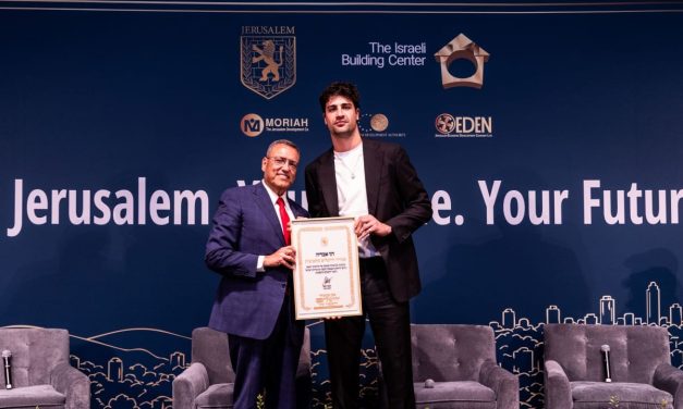 Israeli NBA star Deni Avdija presented with award during Jerusalem real estate fair in NYC