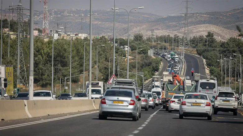IDF soldier suspended for aiming weapon at haredi bus passengers