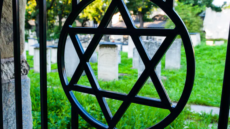 Report: Ancient Damascus Jewish cemetery set aflame