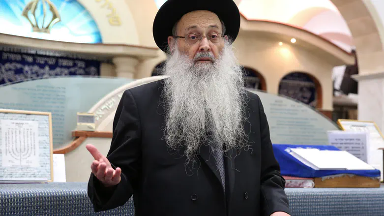 Haredi rabbi: Blocking roads is theft
