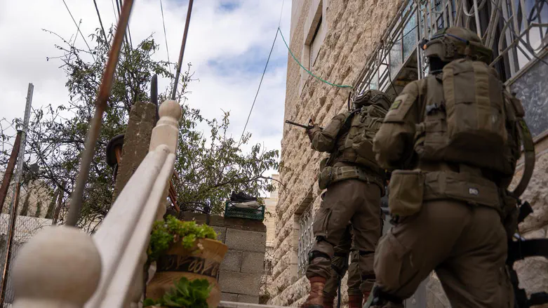 IDF soldier to be disciplined for hanging flags in mosque