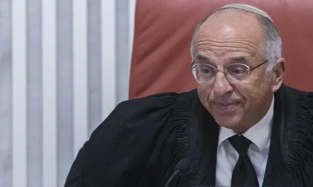Watch: Haredi extremists riot outside Justice Sohlberg’s home, break windows