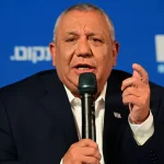 Poll: Eisenkot closes the gap on Bennett
