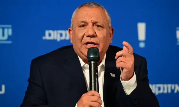 Poll: Eisenkot closes the gap on Bennett