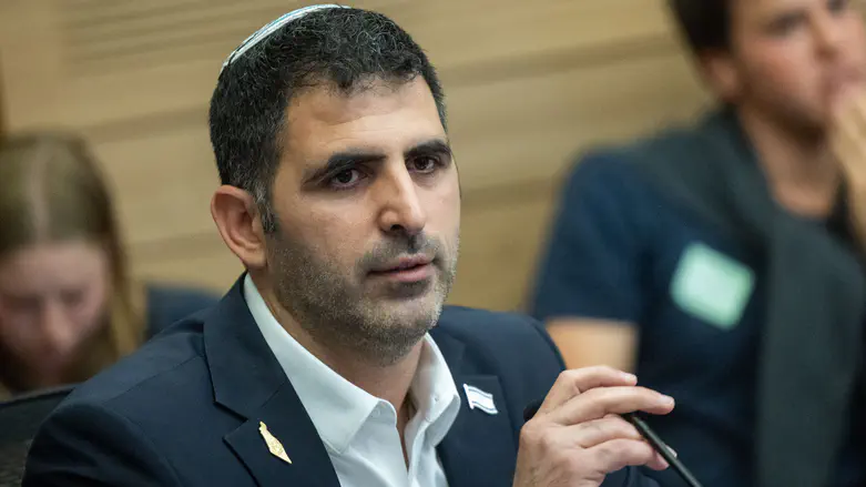Communications Min. to haredi radio station: Broadcast in northern Israel