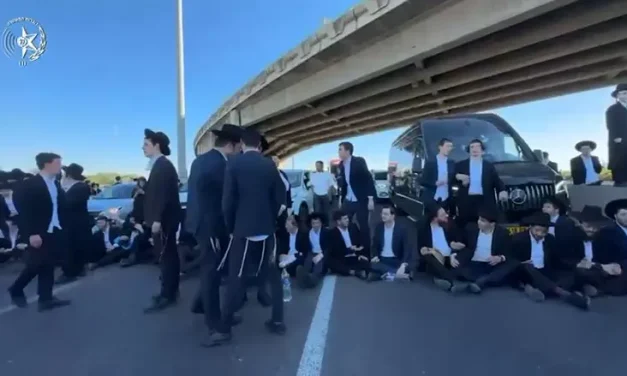Protesting draft-dodger arrests: Haredi demonstrators block major roads
