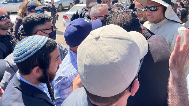 Council Head’s threats precede violent clash with MKs