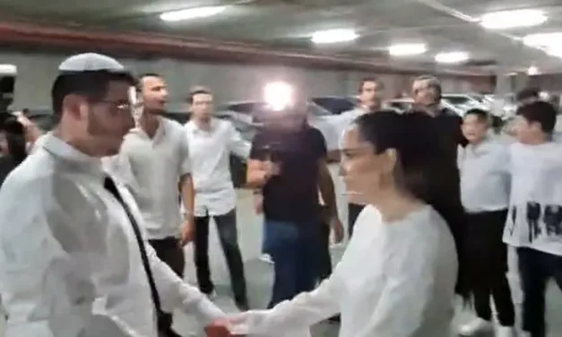 Wedding disrupted by sirens continues in bomb shelter