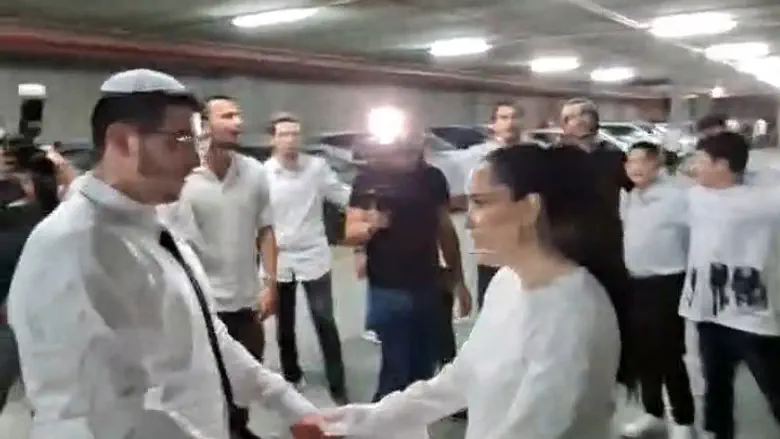 Wedding disrupted by sirens continues in bomb shelter