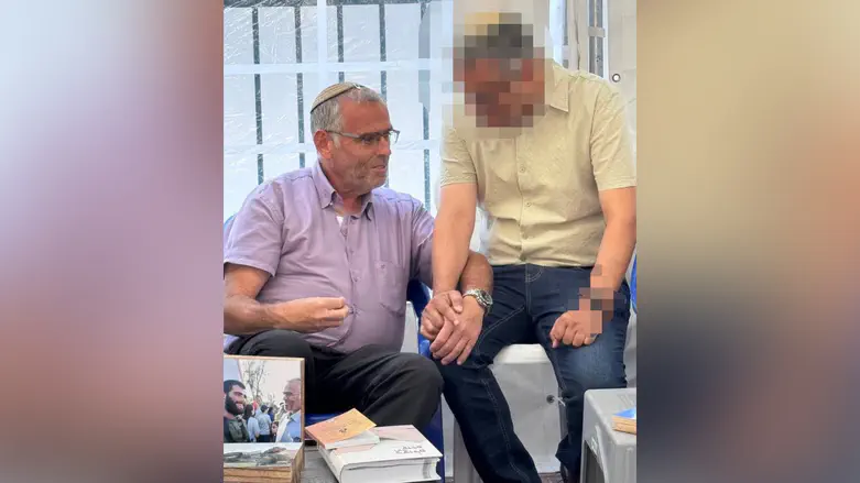 The heartbreaking embrace between the two IDF families