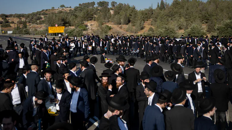 Haredi protesters paralyze trains and roads