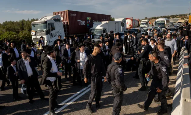 Massive convoy to protest arrests of yeshiva students