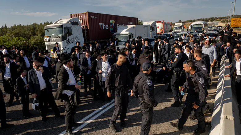 Massive convoy to protest arrests of yeshiva students