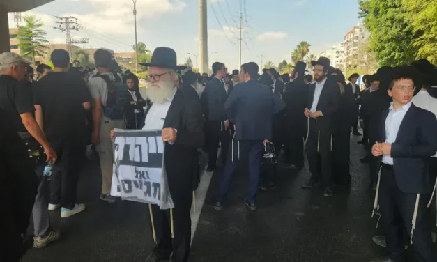Spontaneous protests block major highway