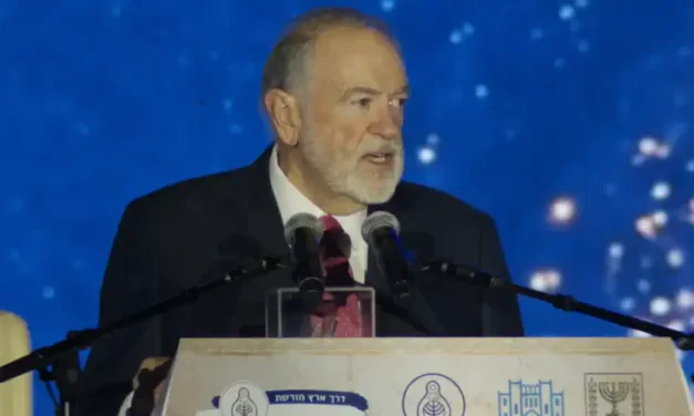 Watch: Huckabee surprises Minister Eliyahu on stage