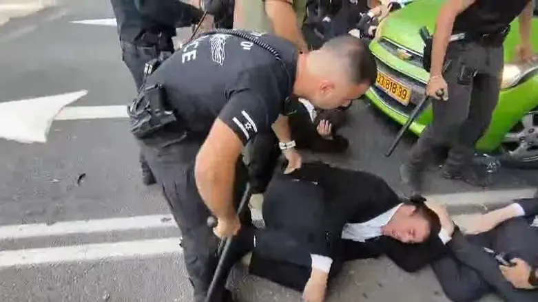 Police officer filmed kicking haredi protester suspended