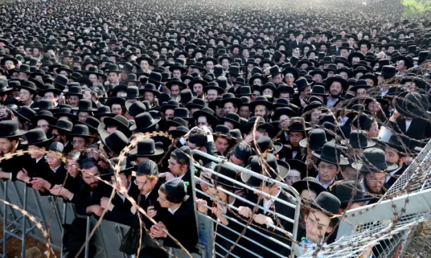 Gerrer Rebbe leads thousands in protest outside IDF prison