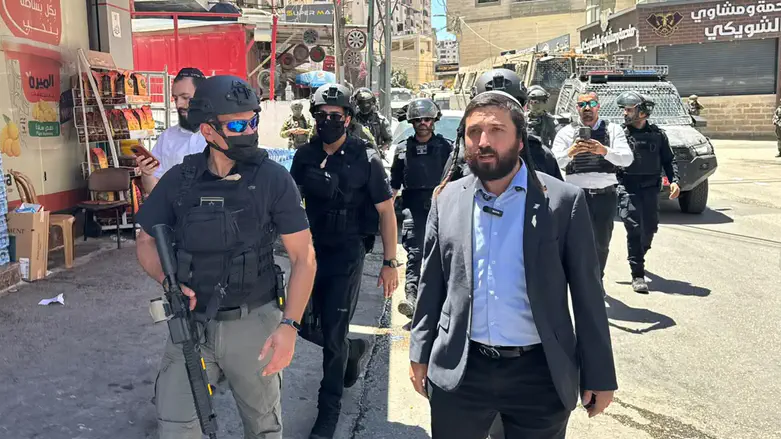 Arabs throw stones at MK Succot in Kfar Aqab