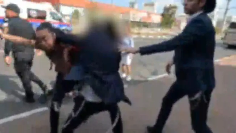 Watch: Haredi rioter assaults female detective and attempts to flee