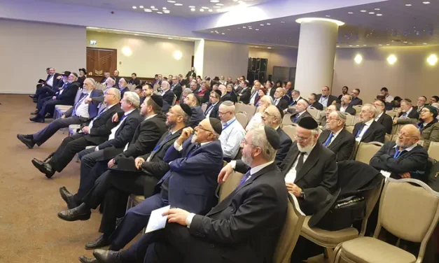 Rabbis, Reporters and the Public in the Digital Holyland