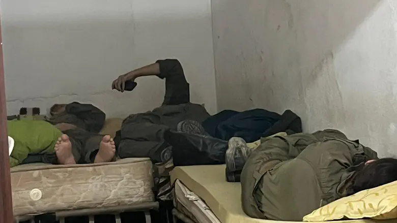 Image of mixed sleeping arrangements in Lebanon infuriates soldiers’ wives