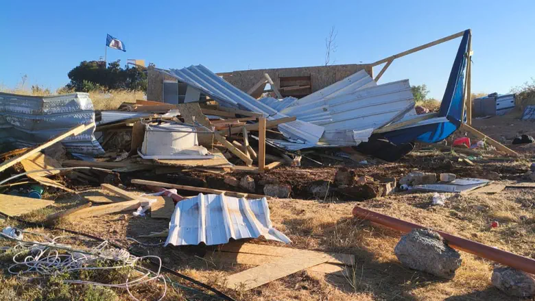 Security forces demolish homes in Beit Anot