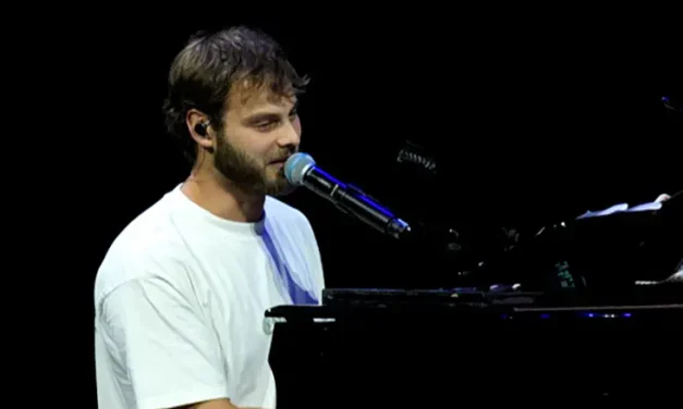 A year after plea for his freedom, Alon Ohel performs on stage