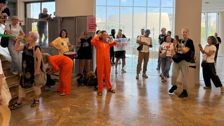 Campus clash: MK Rothman heckled with shouts of ‘murderer’