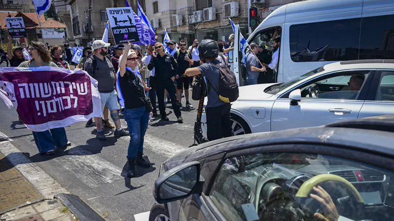 Violent clashes at entrance to Bnei Brak