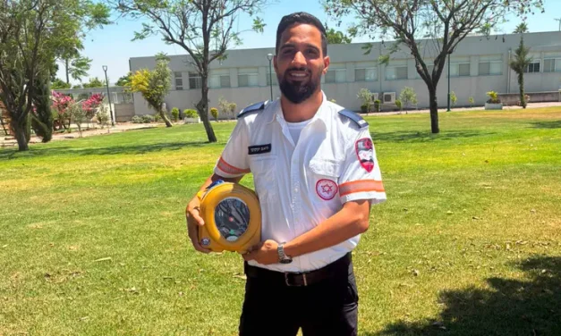 Paramedic arrives to teach CPR, saves man who collapsed