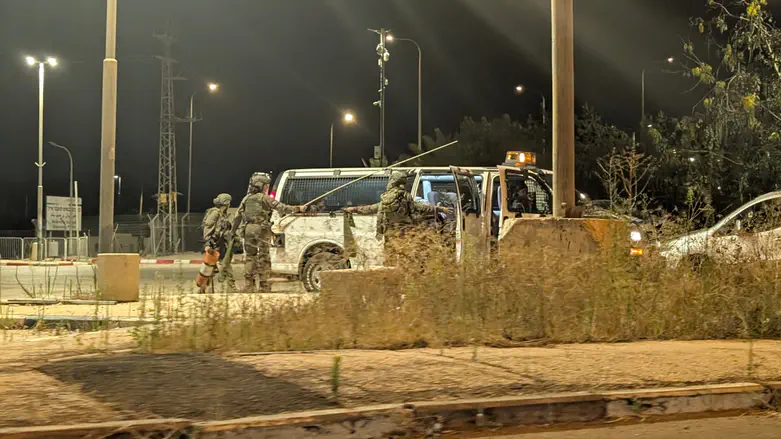 Car thief & smuggler breach checkpoints, civilian and Border Police officer injured