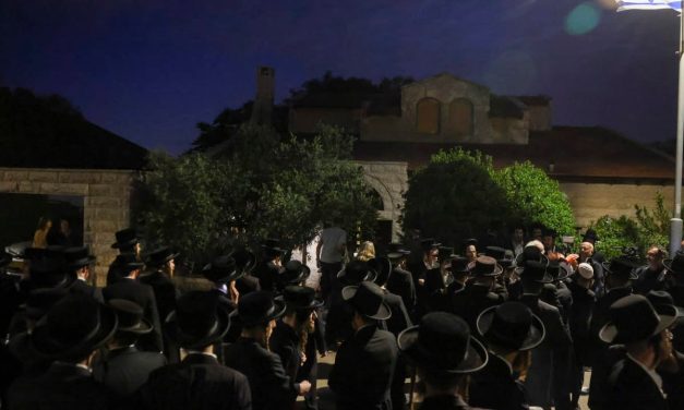 Man attacked by haredi protesters outside Jerusalem police station after Sohlberg rioters arrested
