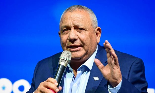 Gadi Eisenkot challenges Netanyahu to public debate in response to Likud video criticizing him