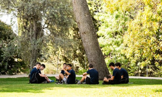 Wounded ‘Amazing Race’ star brings Rabbi Sacks’ message to Israeli students